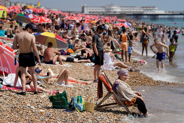 Κύμα καύσωνα σαρώνει τη Βρετανία: Γέμισε η παραλία Μπράιτον -Ο ένας δίπλα στον άλλον, βουτιές και ηλιοθεραπεία