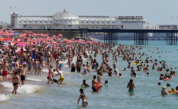 Κύμα καύσωνα σαρώνει τη Βρετανία: Γέμισε η παραλία Μπράιτον -Ο ένας δίπλα στον άλλον, βουτιές και ηλιοθεραπεία