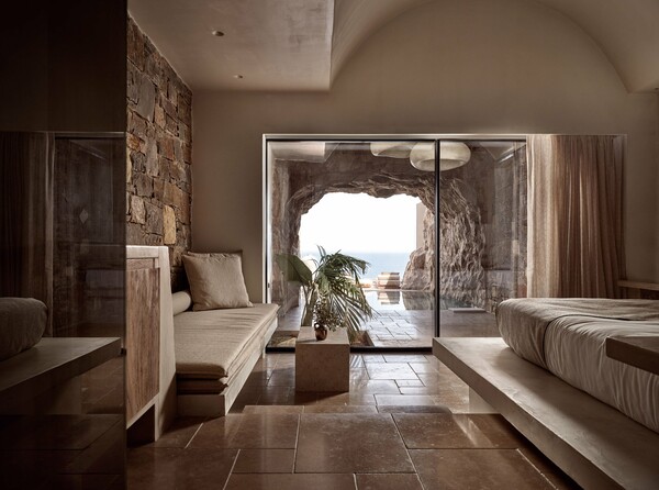 Acro Suites: Ένα ξενοδοχείο στην Κρήτη λαξευμένο στον βράχο