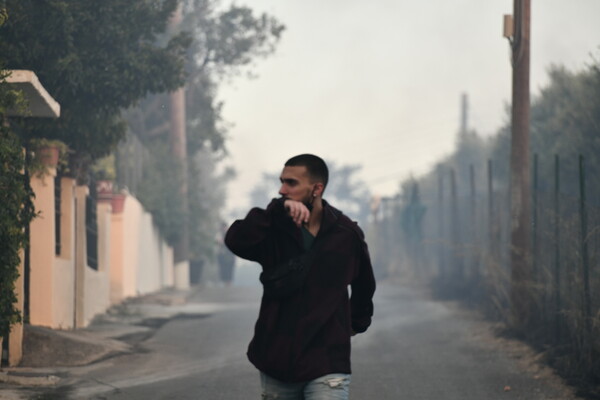 Χάος από τις φωτιές στην Αττική: Στις φλόγες Γέρακας, Παλλήνη, Ανθούσα και Διώνη - Εικόνες από τα μέτωπα - Οι κλειστοί δρόμοι