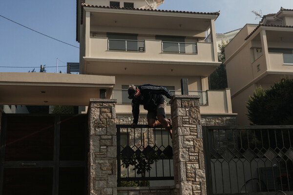 Χάος από τις φωτιές στην Αττική: Στις φλόγες Γέρακας, Παλλήνη, Ανθούσα και Διώνη - Εικόνες από τα μέτωπα - Οι κλειστοί δρόμοι