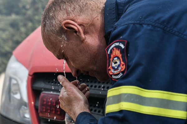 Σε ύφεση η πυρκαγιά στην Πεντέλη, χωρίς ενεργό μέτωπο : Συγκλονιστικές φωτογραφίες από χαμηλές πτήσεις και επιχειρήσεις μέσα στους καπνούς