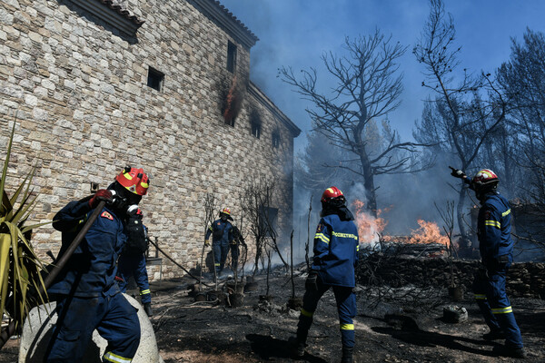 Σε ύφεση η πυρκαγιά στην Πεντέλη, χωρίς ενεργό μέτωπο : Συγκλονιστικές φωτογραφίες από χαμηλές πτήσεις και επιχειρήσεις μέσα στους καπνούς