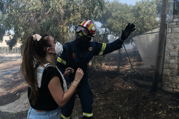 Σε ύφεση η πυρκαγιά στην Πεντέλη, χωρίς ενεργό μέτωπο : Συγκλονιστικές φωτογραφίες από χαμηλές πτήσεις και επιχειρήσεις μέσα στους καπνούς