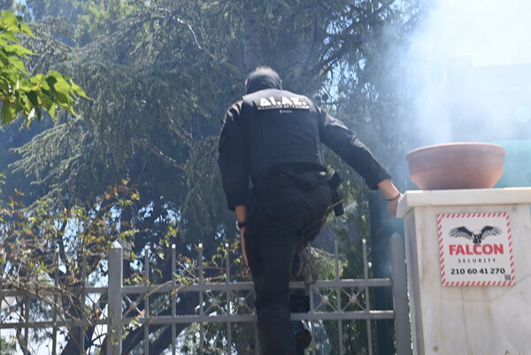 Πεντέλη: Σε ύφεση η πυρκαγιά - Συγκλονιστικές φωτογραφίες από χαμηλές πτήσεις και επιχειρήσεις μέσα στους καπνούς
