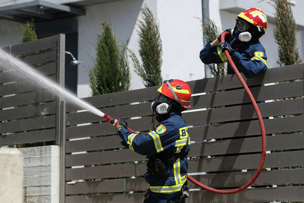 Πεντέλη: Σε ύφεση η πυρκαγιά - Συγκλονιστικές φωτογραφίες από χαμηλές πτήσεις και επιχειρήσεις μέσα στους καπνούς
