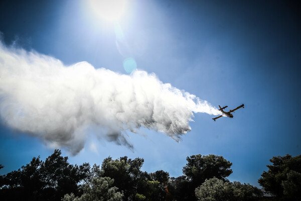 Πεντέλη: Σε ύφεση η πυρκαγιά - Συγκλονιστικές φωτογραφίες από χαμηλές πτήσεις και επιχειρήσεις μέσα στους καπνούς