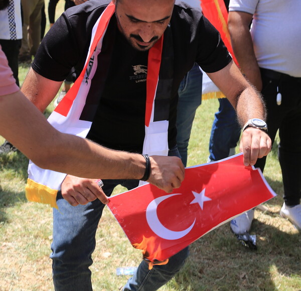 Ιράκ: Εθνικό πένθος για την πολύνεκρη επίθεση σε πάρκο- Διαδηλωτές έκαψαν τουρκικές σημαίες
