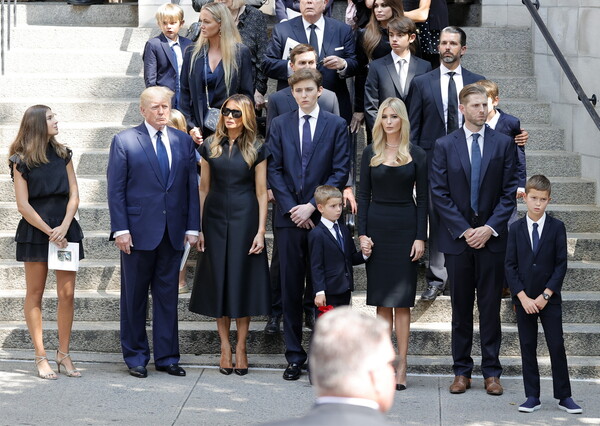 Όλοι η οικογένεια Τραμπ στη κηδεία της Ιβάνα- Συντετριμμένη η Ιβάνκα: «Ήταν πρωτοπόρος»