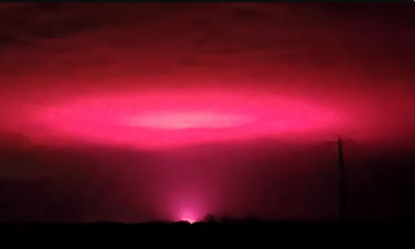 Αυστραλία: Η μυστηριώδης ροζ λάμψη στον ουρανό είχε τελικά μια απλή εξήγηση