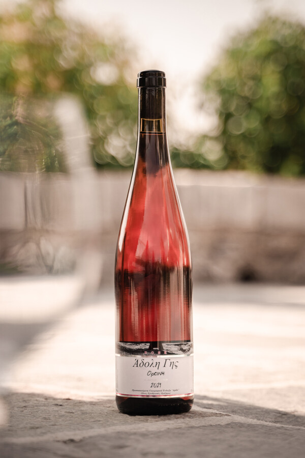 Άδολη Γη Ροζέ, Ανωνόπουλου: Ένας ροζέ ημίξηρος οίνος που χρωματίζει τους μήνες του καλοκαιριού