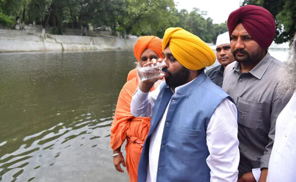 Ινδία: Πρωθυπουργός κρατιδίου ήπιε νερό από «ιερό ποτάμι» για να αποδείξει πως είναι καθαρό, αλλά κατέληξε στο νοσοκομείο 