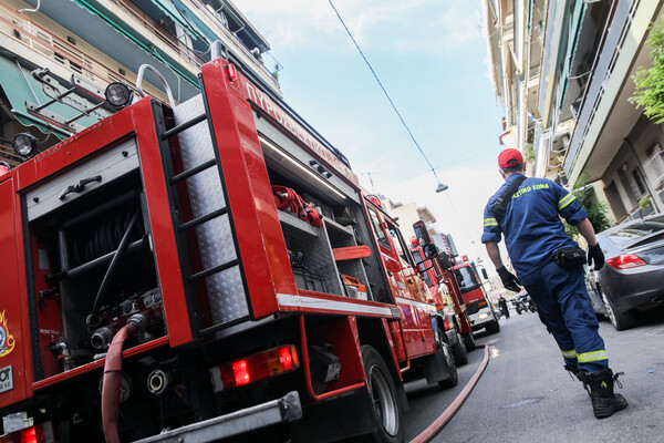 Άτομο απειλεί να πέσει από μπαλκόνι κτηρίου στο κέντρο της Αθήνας