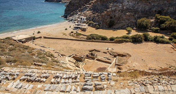 Πεζοπορία προς την ακρόπολη της αρχαίας Καρθαίας στην Τζια