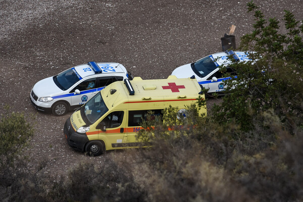 Τροχαίο ατύχημα στην Κηφισίας με τρεις τραυματίες - Αυτοκίνητο έπεσε στις προστατευτικές μπάρες