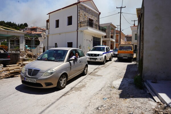 Αδιάκοπη μάχη με τις φλόγες στον Έβρο, συνεχείς αναζωπυρώσεις και νέες εκκενώσεις στη Λέσβο