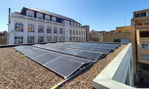 Η «πράσινη» κοινότητα της Βαρκελώνης – Φωτοβολταϊκά στην ταράτσα σχολείου δίνουν ρεύμα σε 30 σπίτια