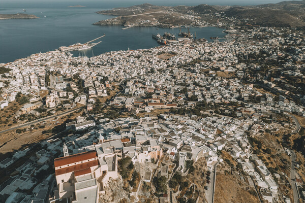 Μια βόλτα στον μεσαιωνικό οικισμό της Άνω Σύρου 