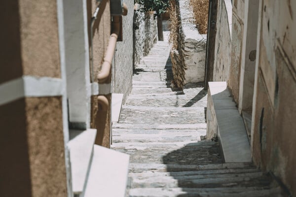 Μια βόλτα στον μεσαιωνικό οικισμό της Άνω Σύρου 