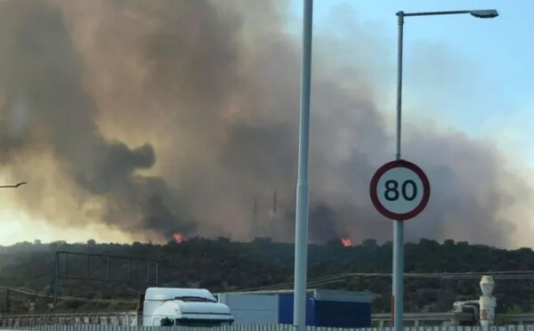 Μεγάλη φωτιά στη Μάνδρα- Εκκενώνονται οι οικισμοί Νέα Ζωή και Νέος Πόντος