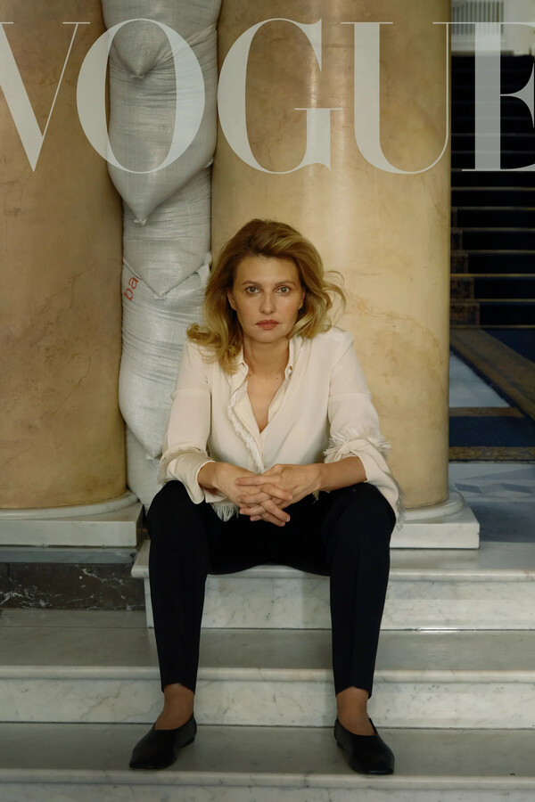 Η Ολένα Ζελένσκα ποζάρει στο φακό της Άνι Λίμποβιτς για την αμερικανική Vogue - «Το πρόσωπο του ουκρανικού έθνους»