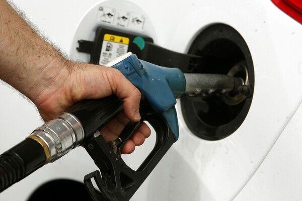 Ζάγκα: «Έβαλα πριν από λίγο σε πελάτη 1 ευρώ βενζίνη»- Οδηγοί ζητούν μισό ή ένα λίτρο