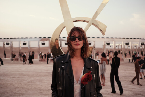 Ένας μονολιθικός δακτύλιος στη μέση της ερήμου, για το κινηματογραφικό σόου του Saint Laurent