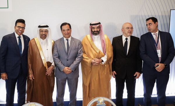 Συμφωνίες ύψους 4 δισ. € με τη Σαουδική Αραβία- Δισεκατομμύρια για ενέργεια και τηλεπικοινωνίες