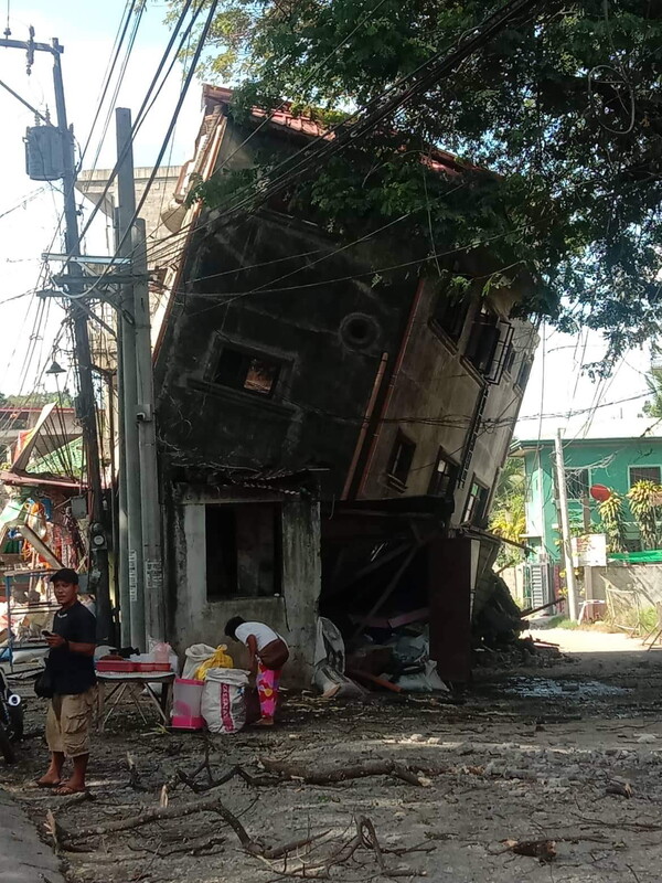 Ισχυρός σεισμός 7,1 Ρίχτερ στις Φιλιππίνες: Κατέρρευσαν κτήρια