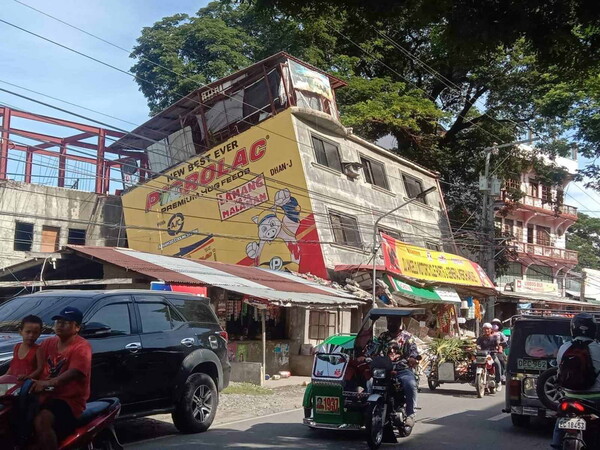 Ισχυρός σεισμός 7,1 Ρίχτερ στις Φιλιππίνες: Κατέρρευσαν κτήρια