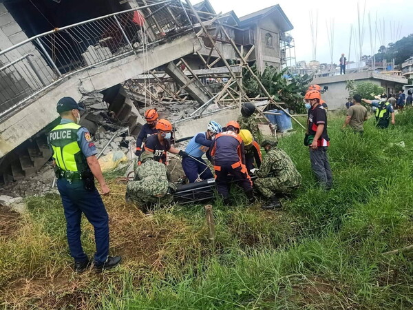 Σεισμός 7 Ρίχτερ στις Φιλιππίνες: Νεκροί, δεκάδες τραυματίες - Ισοπεδώθηκαν κτήρια