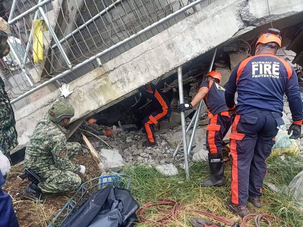 Ισχυρός σεισμός 7,1 Ρίχτερ στις Φιλιππίνες: Κατέρρευσαν κτήρια