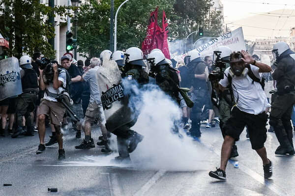 Επεισόδια στο κέντρο της Αθήνας - Στη συγκέντρωση υπέρ του απεργού πείνας Γιάννη Μιχαηλίδη