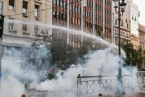 Επεισόδια στο κέντρο της Αθήνας - Στη συγκέντρωση υπέρ του απεργού πείνας Γιάννη Μιχαηλίδη 