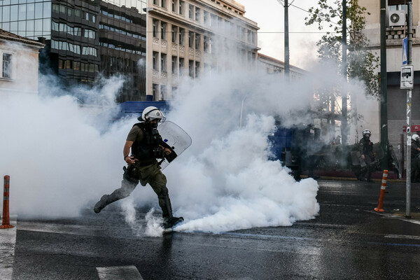 Επεισόδια στο κέντρο της Αθήνας - Στη συγκέντρωση υπέρ του απεργού πείνας Γιάννη Μιχαηλίδη
