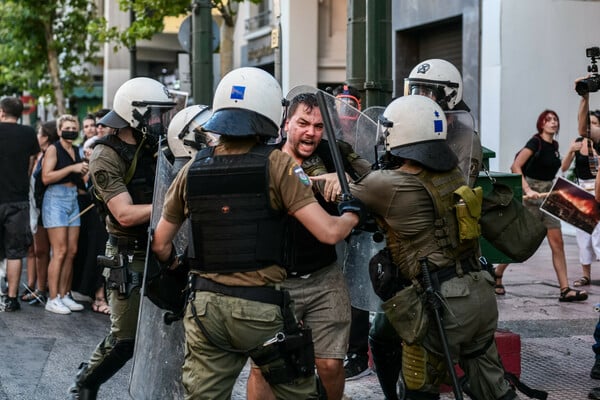 Επεισόδια στο κέντρο της Αθήνας - Στη συγκέντρωση υπέρ του απεργού πείνας Γιάννη Μιχαηλίδη