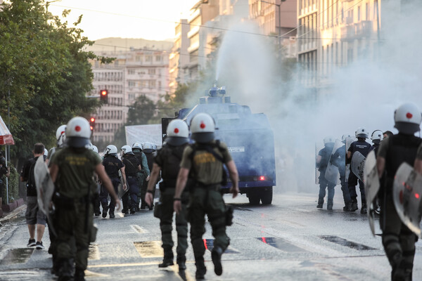 Επεισόδια στο κέντρο της Αθήνας - Στη συγκέντρωση υπέρ του απεργού πείνας Γιάννη Μιχαηλίδη 