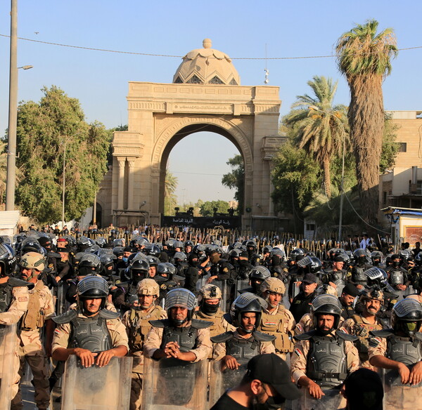 Ιράκ: Εκατοντάδες διαδηλωτές εισέβαλαν στο κοινοβούλιο - Τραγουδώντας και χορεύοντας υπέρ του κληρικού αλ-Σαντρ