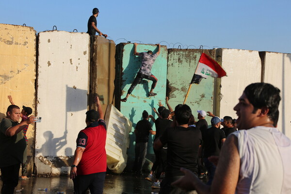 Ιράκ: Εκατοντάδες διαδηλωτές εισέβαλαν στο κοινοβούλιο - Τραγουδώντας και χορεύοντας υπέρ του κληρικού αλ-Σαντρ