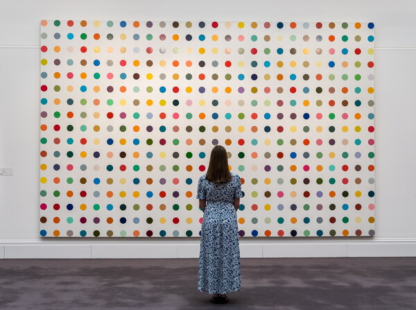 Ο Damien Hirst θα κάψει χιλιάδες πίνακες για το νέο πρότζεκτ του και βάζει δίλημμα στους αγοραστές