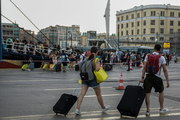 Εγκαταλείπουν την Αθήνα οι πρώτοι αδειούχοι του Αυγούστου: Αυξημένη η κίνηση στο λιμάνι του Πειραιά
