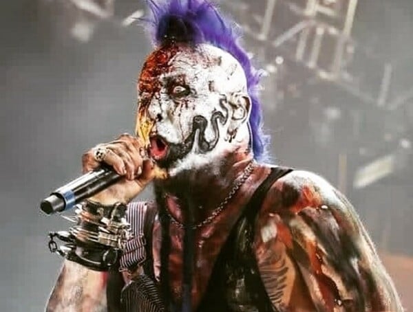 Ο frontman των Mudvayne έπεσε από τη σκηνή ενώ τραγουδούσε το «Not Falling»