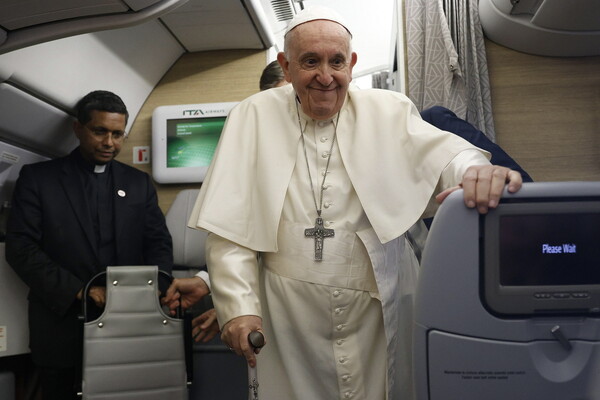 Ο πάπας Φραγκίσκος σε αεροπλάνο