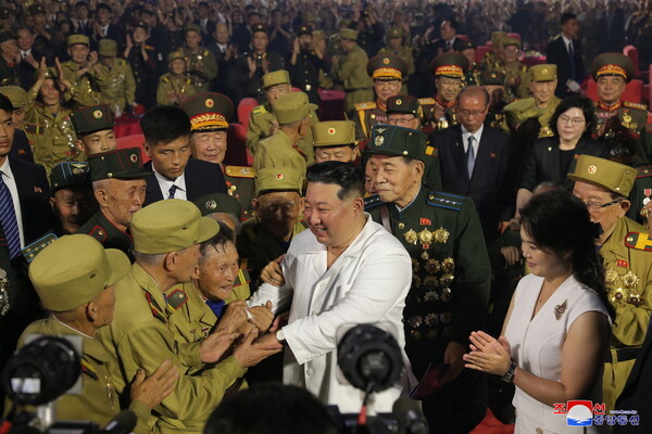 Βόρεια Κορέα: Σπάνια εμφάνιση για τη σύζυγο του Κιμ Γιονγκ Ουν - Τα δάκρυά της κατά την ανάκρουση του εθνικού ύμνου 