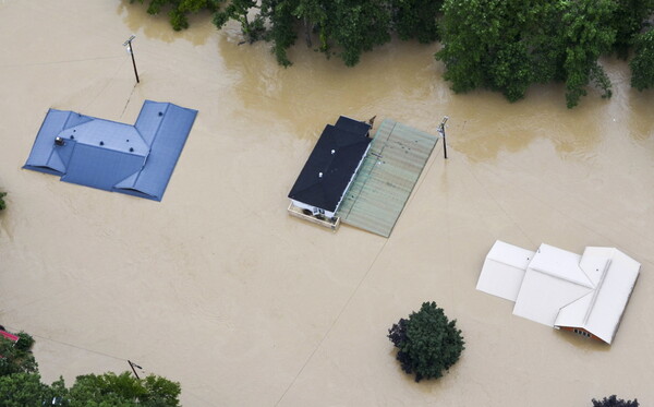 Θάνατος και χάος στο πλημμυρισμένο Κεντάκι: 28 θύματα και καταστροφές