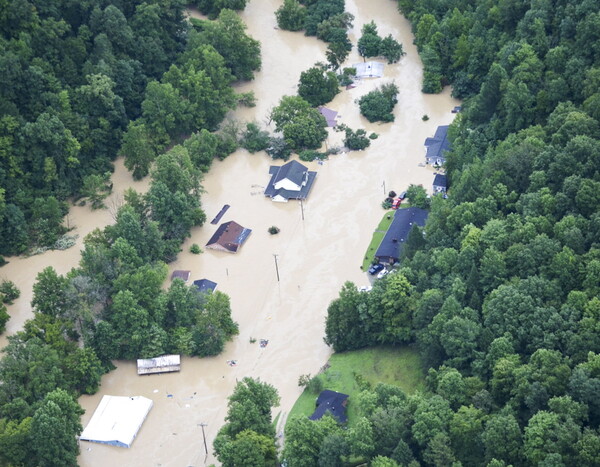 Θάνατος και χάος στο πλημμυρισμένο Κεντάκι: 28 θύματα και καταστροφές