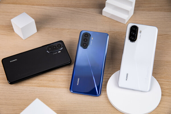 Τα 2 smartphones που θα μας βοηθήσουν να απολαύσουμε το καλοκαίρι λίγο παραπάνω
