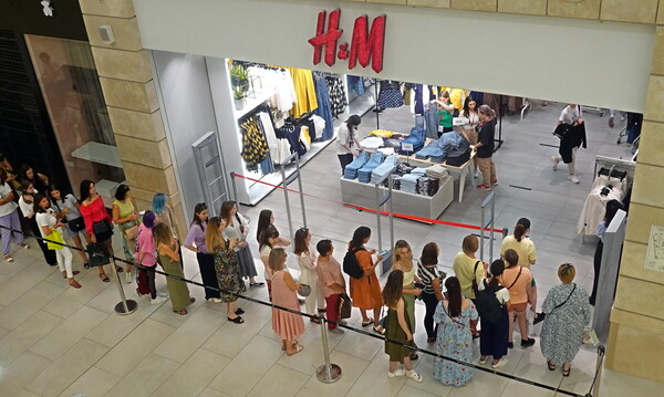 Κλείνουν τα καταστήματα H&M στη Ρωσία, ουρές για τις τελευταίες αγορές