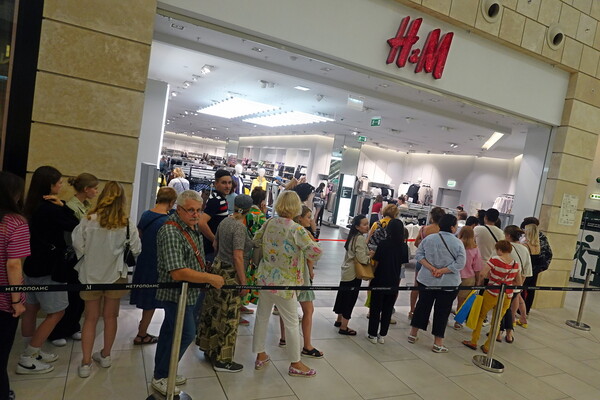 Κλείνουν τα καταστήματα H&M στη Ρωσία, ουρές για τις τελευταίες αγορές