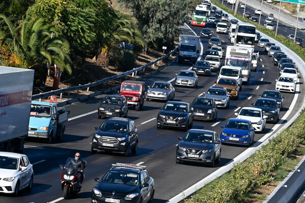 Ουρές χιλιομέτρων στα διόδια της Ελευσίνας λόγω της πυρκαγιάς στη Νέα Πέραμο 